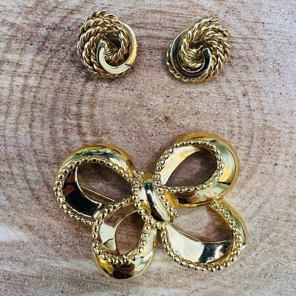 MONET BROOCH & EARRING SET | Gold Tone Bow Rope Style Earrings Clip Style - Picture 8 of 10